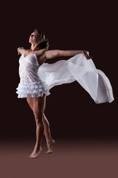 Sterke vrouw lichaam bouwer met vliegende sluier — Stockfoto