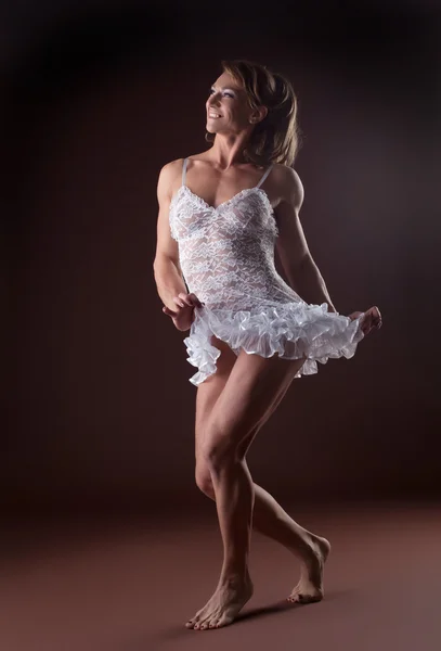 Mulher atlética posando em pano de balé branco — Fotografia de Stock