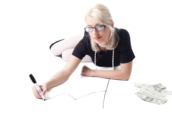 Slim blonde vrouw tekenen grafiek — Stockfoto
