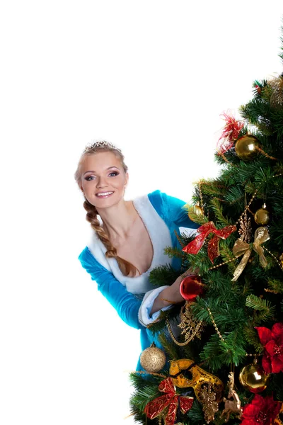 モミの木から見てセクシーなクリスマスの女の子 — ストック写真