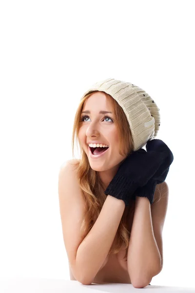 벙어리 장갑과 모자에 행복 한 금발 여자 — 스톡 사진