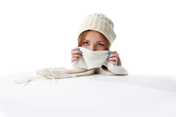 Glückliche blonde Frau versteckt sich mit weißem Schal — Stockfoto