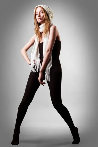 Mulher loira sexy posando na meia-calça e cachecol — Fotografia de Stock