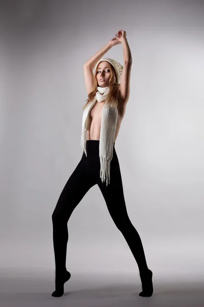 Sexy blond kobieta pozowanie w rajstopy i szalik — Zdjęcie stockowe