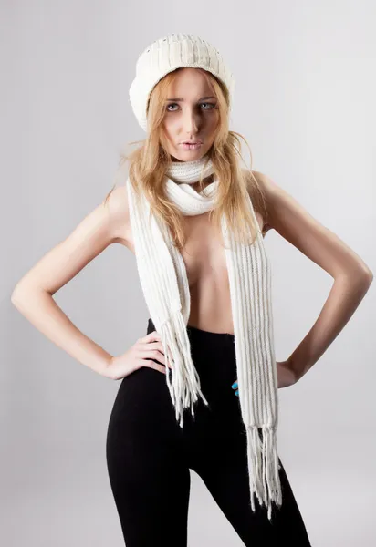 Сексуальна блондинка портрет в трусиках шланг і шарф — стокове фото