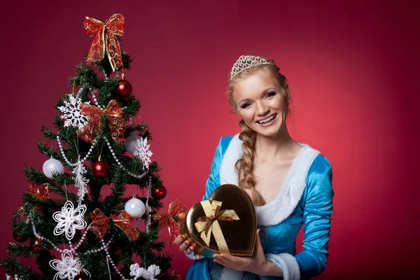 Kerstmis meisje in blauwe sexy doek met de doos van de gift — Stockfoto