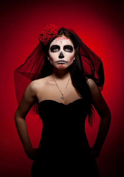 Ernste Frau am Tag der Totenmaske auf Rot — Stockfoto