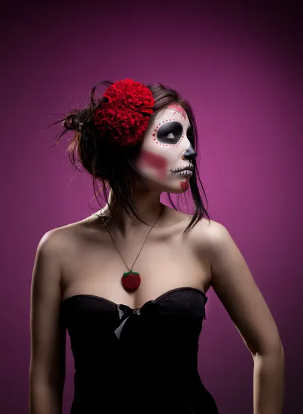 Mujer joven en el día de la máscara muerta cráneo cara arte —  Fotos de Stock