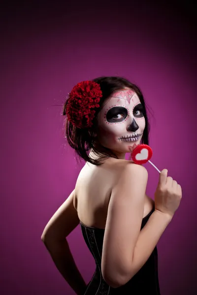 Śmieszne kobieta w dniu sztuka twarz czaszki zmarłych — Zdjęcie stockowe