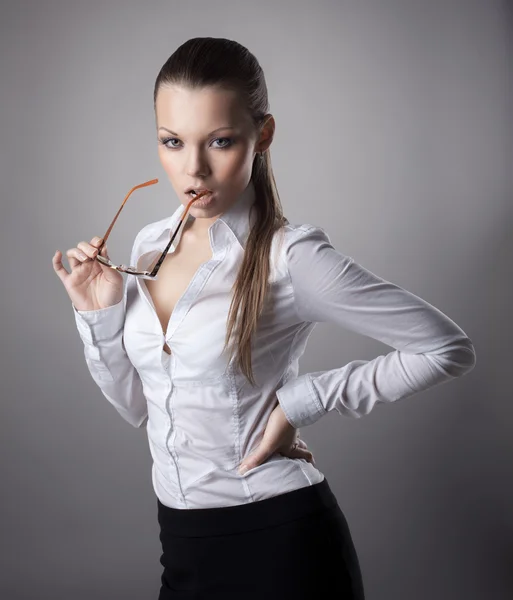 Сексуальная деловая женщина снимает очки — стоковое фото