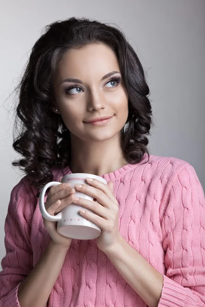 Mulher de jaqueta rosa com xícara de chá — Fotografia de Stock