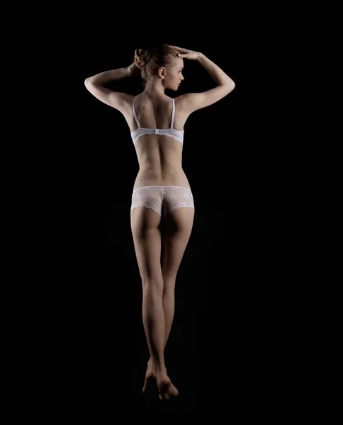 Seksi genç kadın güzellik beyaz çamaşırlarıyla ayakta — Stok fotoğraf
