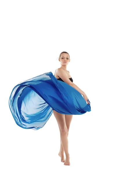 年轻女子舞蹈与飞蓝色布料 — 图库照片