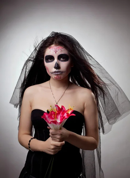 Súlyos koponya maszk művészet és virágok nő — Stock Fotó