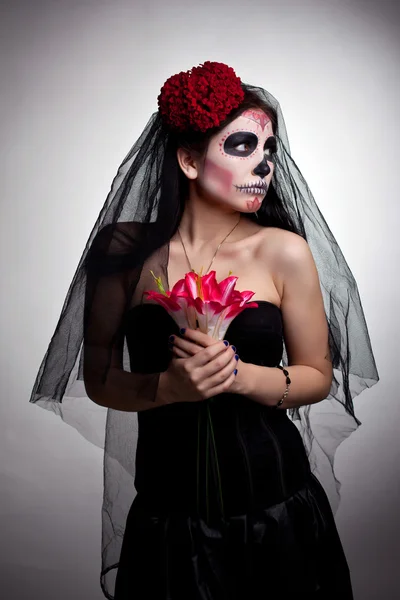 Mujer seria en la cara del cráneo máscara de arte y flores —  Fotos de Stock