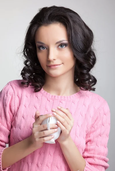 Mulher de jaqueta rosa com xícara de chá — Fotografia de Stock