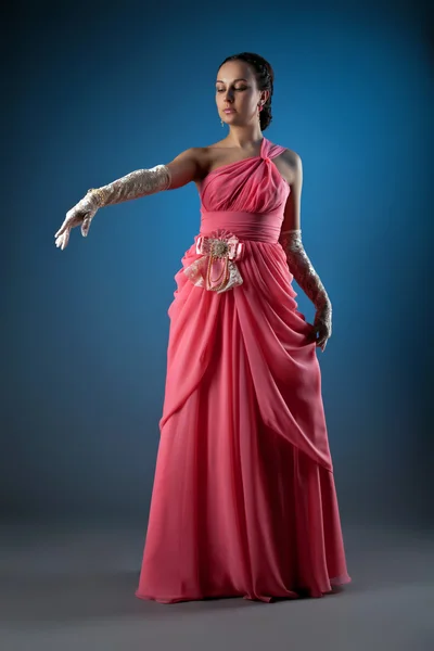 Wunderschöne Frau in rosafarbenem Kleid — Stockfoto