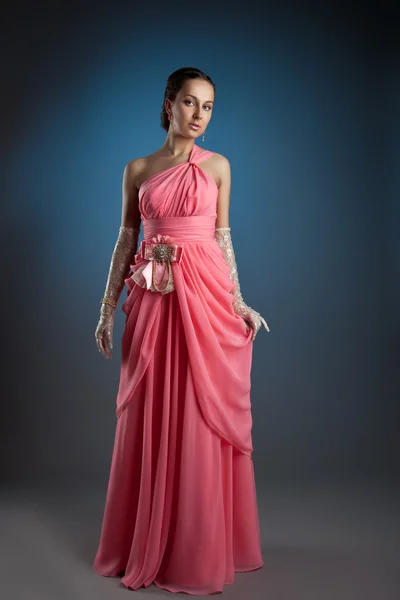 Junge Modefrau posiert im Abendkleid — Stockfoto
