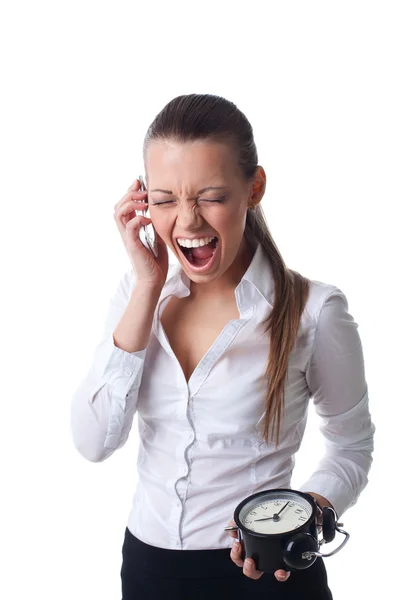 Злая молодая деловая женщина кричит по срокам — стоковое фото