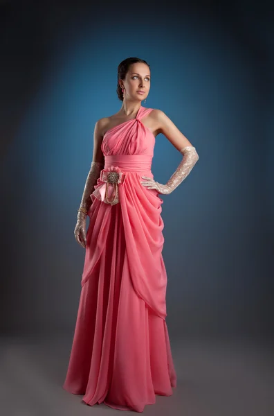 Žena kráska pózuje v módní růžové portrét — Stock fotografie