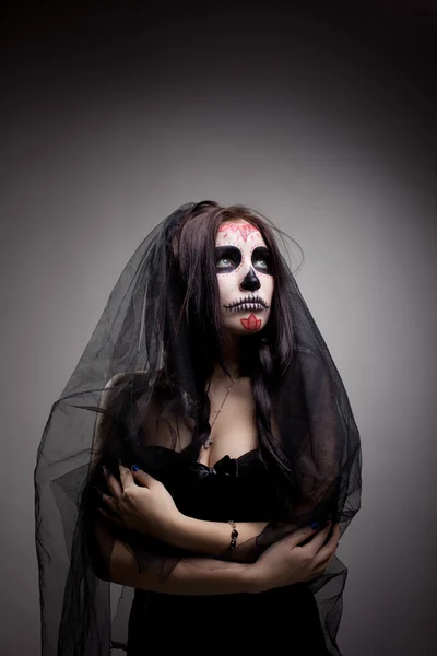 Jonge vrouw in de dag van het dode masker schedel gezicht kunst — Stockfoto