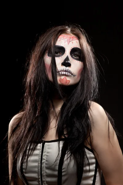 Jeune femme dans le jour de la mort masque crâne visage art — Photo