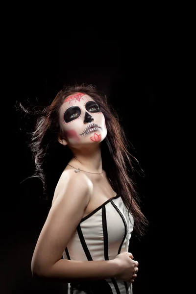 Depressieve jonge vrouw in de dag van de dode masker — Stockfoto