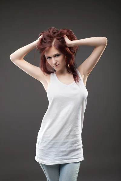 Attraktiv kvinna i linne poserar stående — Stockfoto