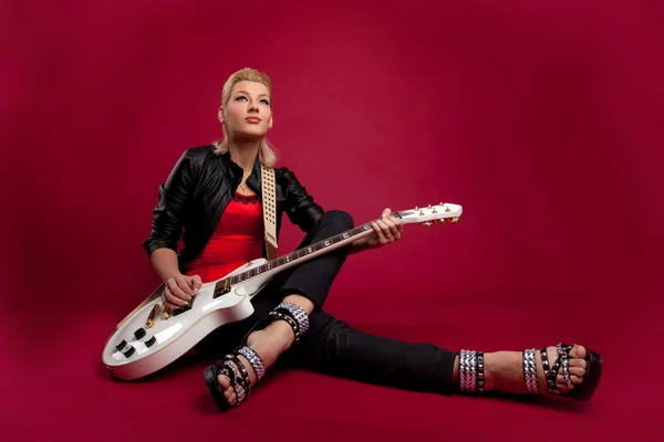 Sexy rock žena v korzetu sedět s bílým kytara — Stock fotografie