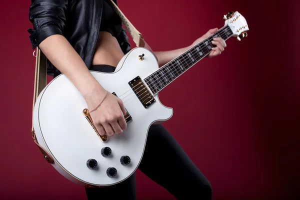 Rock woman in black leather posing with guitar — Stock Photo, Image