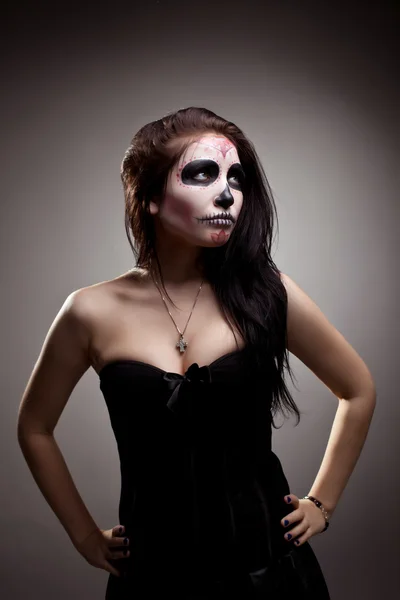 Jeune femme dans le jour de la mort masque crâne visage art Image En Vente