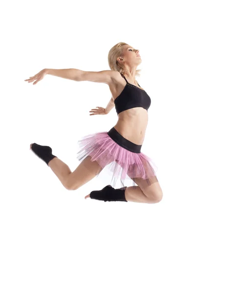 Атлетичная молодая женщина прыгает в танце изолированы — стоковое фото