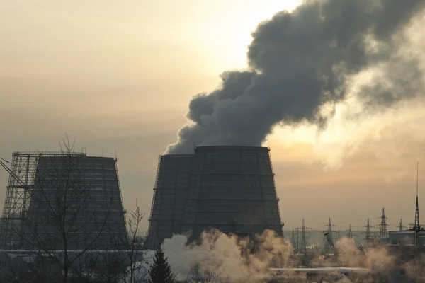 Energiestation mit Rauch bei Sonnenuntergang im Winter — Stockfoto