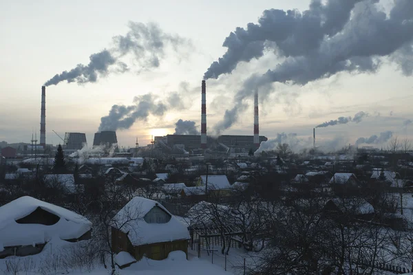 Thermalen posterar rök i himlen på vintern sunset — Stockfoto