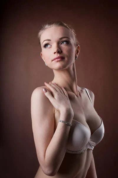 Schönes Frauenporträt in weißem BH — Stockfoto
