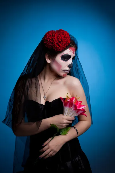 Frau mit Totenkopf-Gesichtsmaske den ganzen Tag — Stockfoto