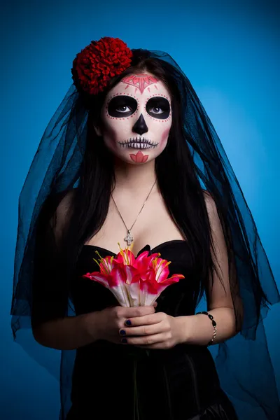 Mulher séria no crânio rosto máscara de arte e flores — Fotografia de Stock