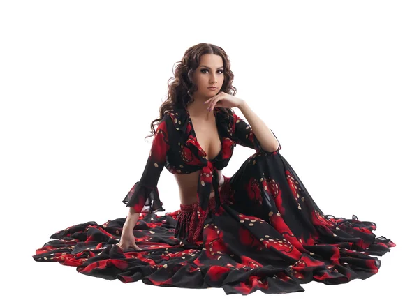 ジプシーの黒と赤の衣装に座る若い女 — ストック写真