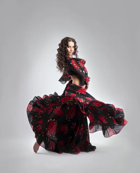 Жінка танцює в циганському червоно-чорному костюмі — стокове фото