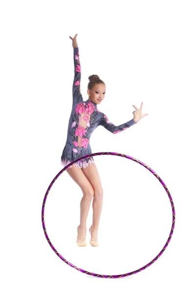 Молодая гимнастка танцует с изолированным обручем — стоковое фото