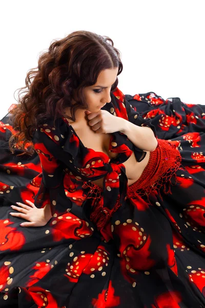 Молода жінка сидить у циганському чорно-червоному костюмі — стокове фото