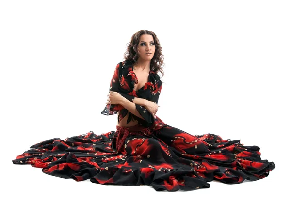Молода жінка сидить у циганському чорно-червоному костюмі — стокове фото