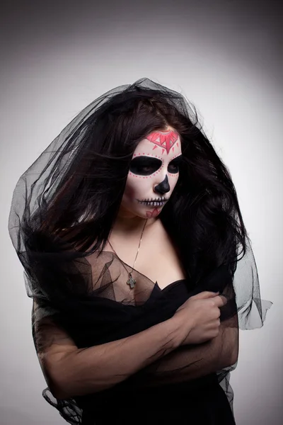 Jovem mulher no dia da máscara morta crânio rosto arte — Fotografia de Stock