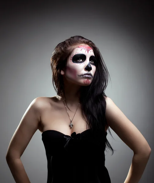 Młoda kobieta w dzień martwej maski czaszka twarz sztuka — Zdjęcie stockowe