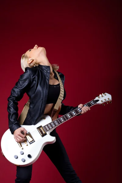 Rock femme dans la passion jouer à la guitare — Photo