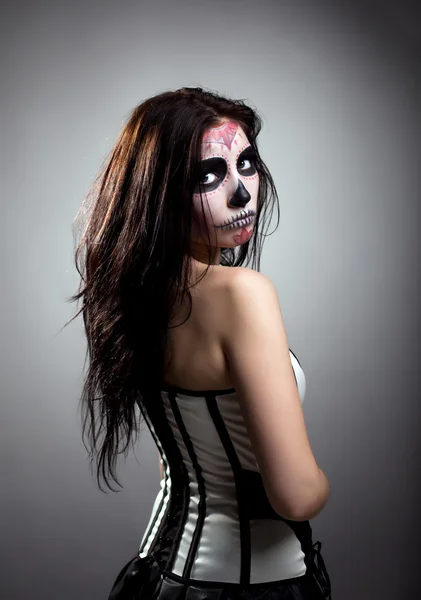 Jeune femme dans le jour de la mort masque crâne visage art Photo De Stock
