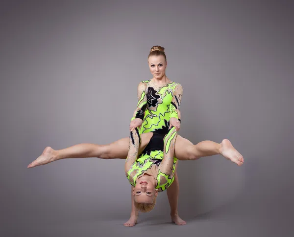 Zwei Akrobaten zeigen Können — Stockfoto