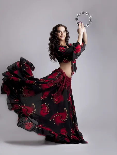 Junge Frau tanzt Flamenco mit Tamburin — Stockfoto