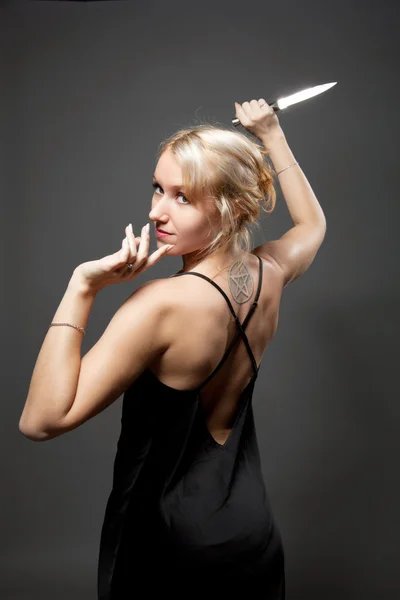 Mujer de belleza en vestido de noche con cuchillo ritual — Foto de Stock