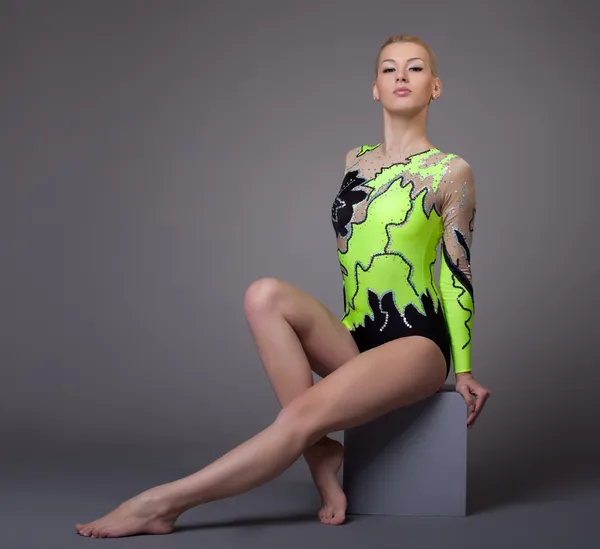 Vysoké odbornosti gymnastka tanečník studiový portrét — Stock fotografie